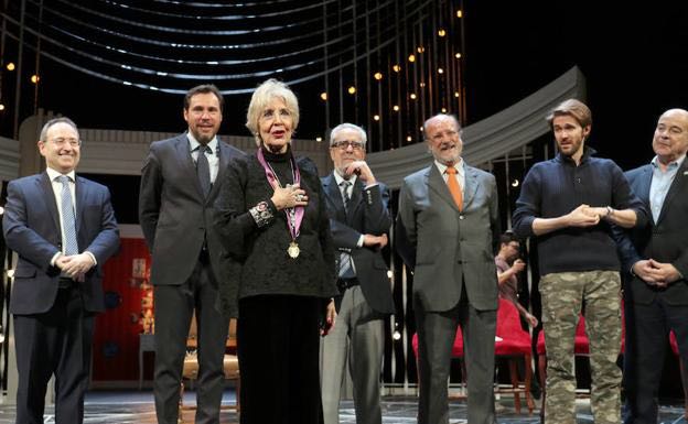 La acad&eacute;mica de honor Concha Velas recibe la Medalla de Oro de Valladolid en el Teatro Calder&oacute;n de su ciudad natal.