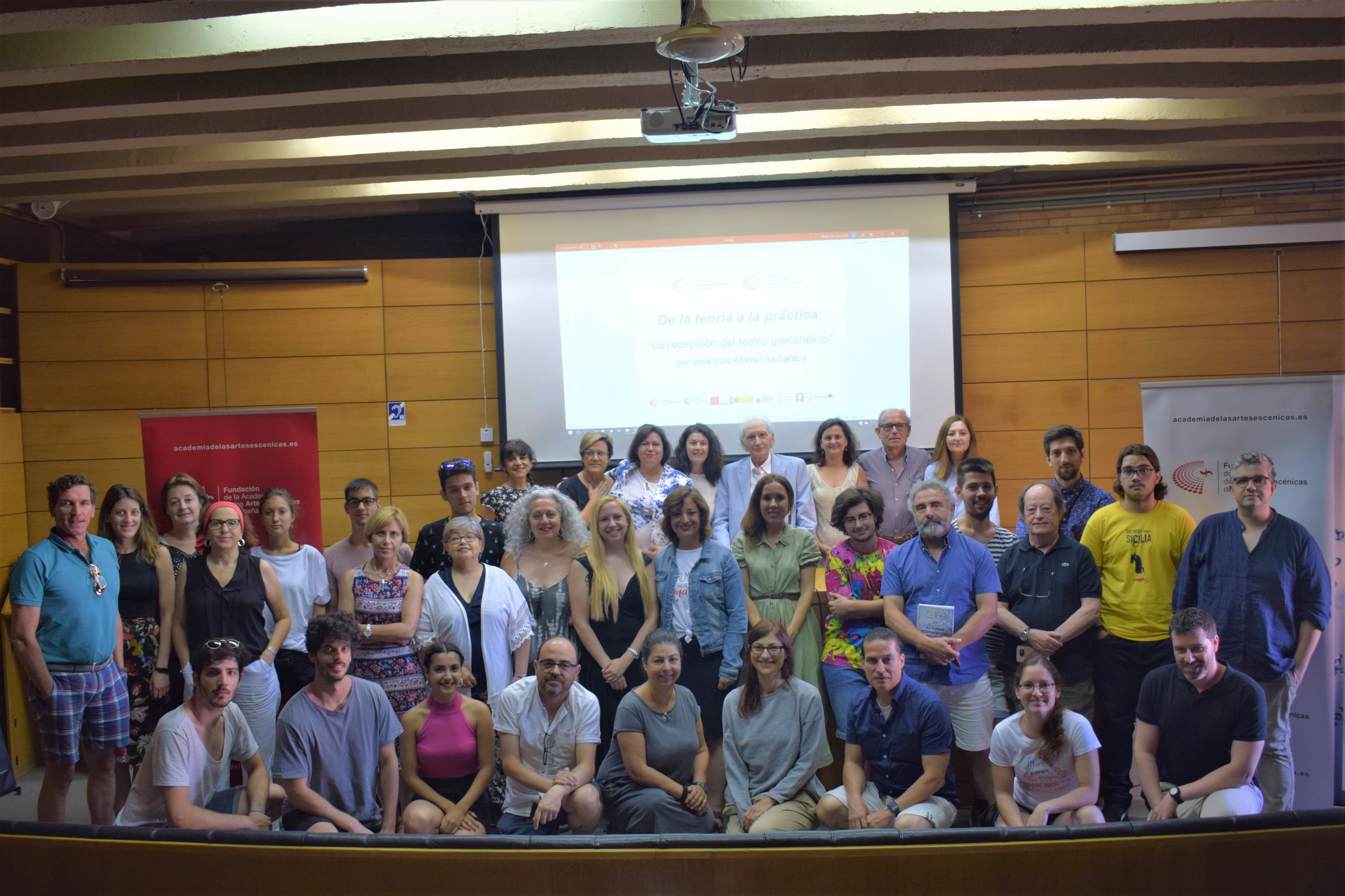 Foto de grupo de la Escuela de Verano de la Academia en Merida con Alonso de Santos